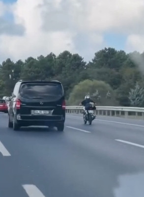 Akrobatik sürüş kamerada! Eyüpsultan’da yatarak motosiklet sürüşü, trafikte tehlike saçtı - Resim : 2