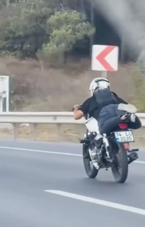 Akrobatik sürüş kamerada! Eyüpsultan’da yatarak motosiklet sürüşü, trafikte tehlike saçtı