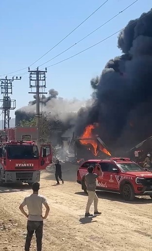 Hatay’da şantiyede yangın paniği! İşçi yatakhanesi alevlere teslim oldu - Resim : 2