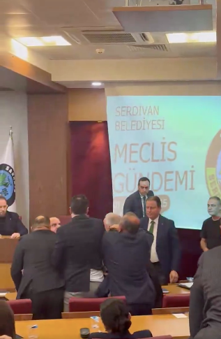 Serdivan Meclisi karıştı! Öğrencilerin gözü önünde hiç çekinmeden yumruk yumruğa kavga ettiler!