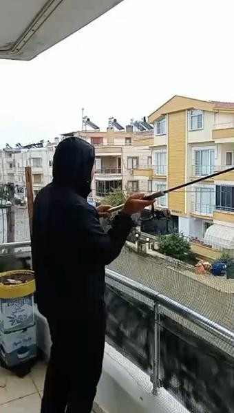 Ünlü tatil beldesinde yollar göle dönünce balkonundan olta attı