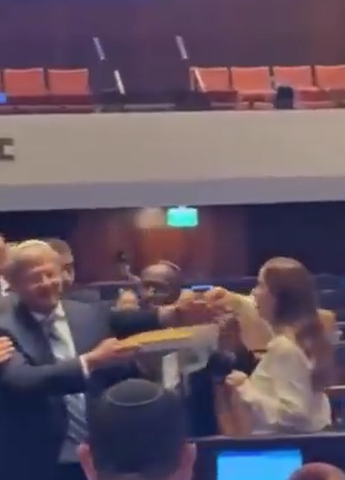 Kendine yakışanı yaptı! Vicdansız Ben-Gvir’den idam oylamasının ardından Mecliste tatlı dağıttı