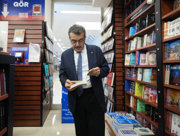 Milli Eğitim Bakanı Yusuf Tekin kızıyla birlikte D&R'dan alışveriş yaptı - Resim : 2