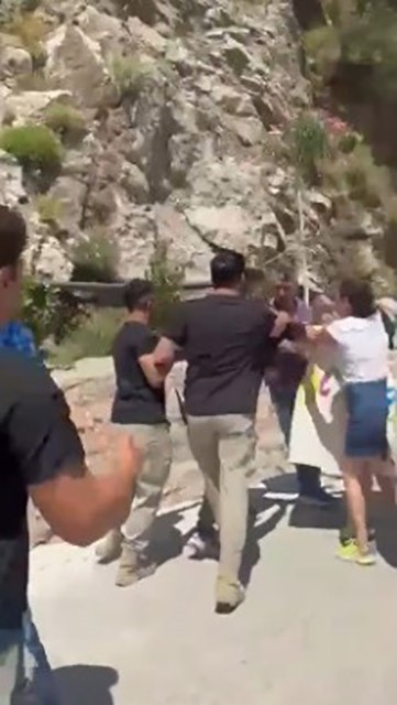 Marmaris'teki skandal proje: Yolu kesen Sinpaş görevlileri ile vatandaşlar arasında arbede çıktı