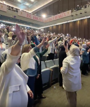 AK Parti teşkilatından Cumhurbaşkanı Erdoğan'a anlamlı sürpriz! "Bizimkisi bir aşk hikayesi" - Resim : 2