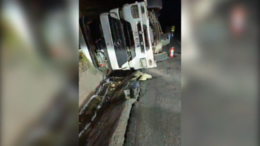 Şanlıurfaa'da yakıt yüklü tanker devrildi! Tonlarca yakıt yola döküldü - Yaşam Haberleri