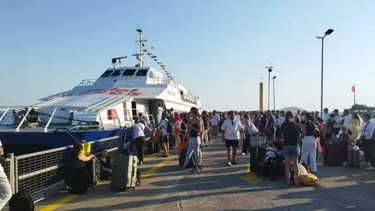 Denizin ortasında can pazarı! 440 yolcu geri döndü, zamanla yarış başladı - Yaşam Haberleri