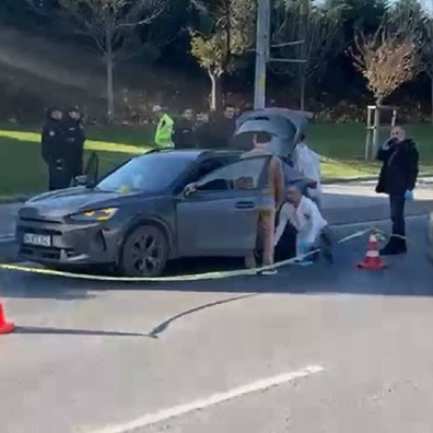 Bakırköy’de gündüz vakti kanlı infaz... Seyir halindeki otomobile kurşun yağmuru: Sürücü hayatını kaybetti