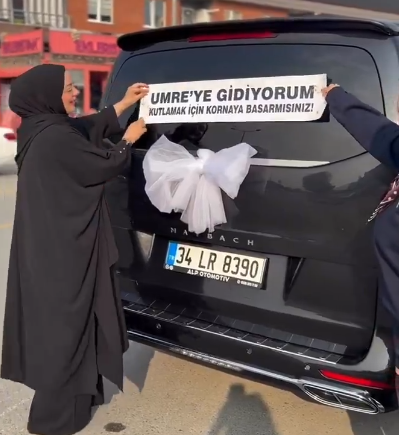 Sakarya’da “Umreye gidiyorum” yazılı araç, tartışma yarattı! Dini şov mu, samimi kutlama mı?