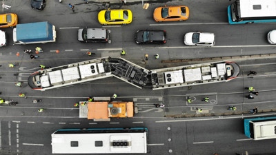 Laleli’de tramvay ile tur otobüsü çarpıştı!