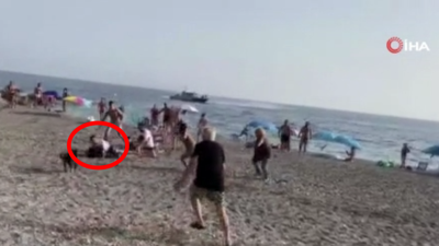 Uyuşturucu kaçakçısı tekneyle sahile çıktı! Plajdakiler tarafından yakalandı