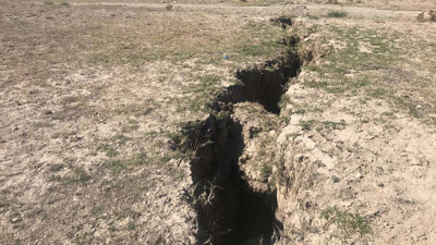 Konya'da obruklardan sonra yarıklar çıktı: Evleri tehdit ediyor