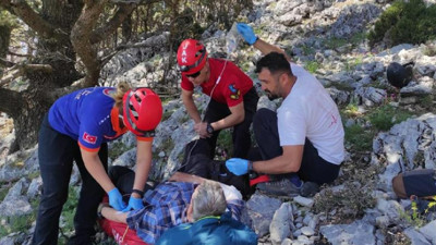 Yedek paraşütü açılan İngiliz turist kayalıklara düştü