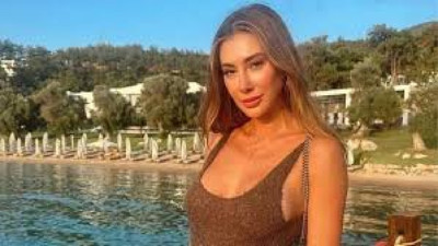 Şeyma Subaşı'ndan Miami sahillerinde cesur pozlar: Bikinisiyle denize girerken üstsüz anlarını paylaştı!
