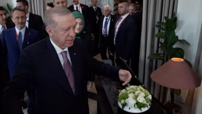 Erdoğan ile Aliyev'in Budapeşte’deki samimi buluşması yüzleri güldürdü: Gel bir sarılayım sana!