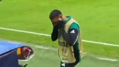 Mohamed Salah ıslıklara dayanamadı, kulağını kapatmak zorunda kaldı!