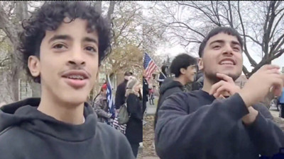 ABD'deki İslam karşıtı eyleme Müslüman gençlerden ders gibi tepki! "Biz İncil'e dokunmayız!"