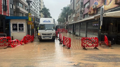 İzmir'i sel götürüyor! Sokak ve caddeler göle döndü...