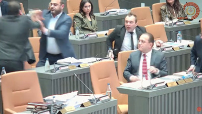 KKTC Meclisi'nde yumruklu kavga... Erken seçim tartışması meydan kavgasına dönüştü! Milletvekilleri birbirine girdi: Terbiyesiz sensin!