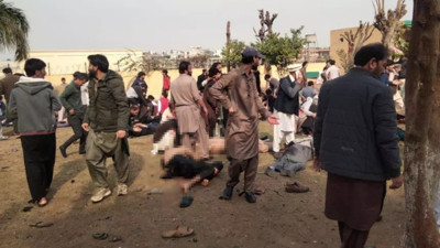 Pakistan İslamabad'da can pazarı! Camide cuma namazında katliam gibi saldırı! Korkunç görüntüler geliyor... Cansız bedenler etrafa saçıldı