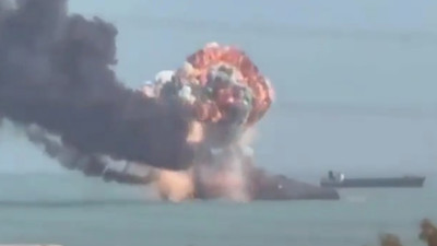 İran dediğini yaptı! Hürmüz'den izinsiz geçmeye çalışan ABD gemisi vuruldu