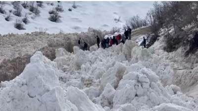 Şırnak'taki servis aracı çığ altında kalmaktan son anda kurtuldu
