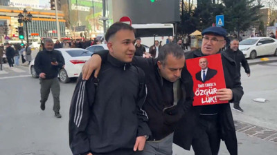 CHP'li Mahmut Tanal vatandaşa salça oldu: ''Sen MİT personelisin!'', MİT’çi olsa ifşa mı edecektiniz?