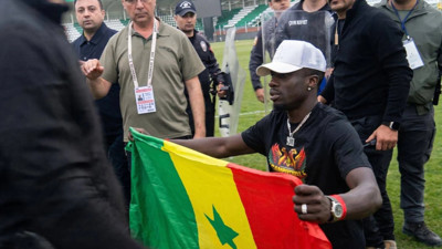 Mbaye Diagne'ye polis müdahalesi: Senegal bayrağını örgüt bayrağı sandılar
