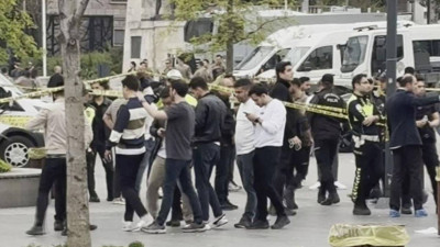İstanbul'un göbeğinde dehşet veren kavga: Ortalık savaş alanına döndü! 3 yaralı var
