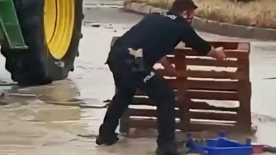 Samsun'da sel baskını! Polis memurunun yoğun çabası gözden kaçmadı