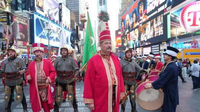Times Meydanı mehter marşlarıyla inledi! ABD'liler hayran kaldı...
