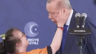 Fetih coşkusuna damga vuran görüntü: Down sendromlu küçük kızdan Erdoğan’a öpücüklü sürpriz!