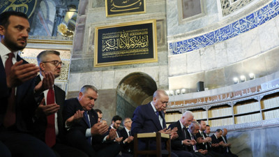 Fethin 573. yılında unutulmaz anlar! Cumhurbaşkanı Erdoğan, Cuma namazı sonrası Ayasofya Camisi'nde Kur'an-ı Kerim okudu!