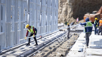 İnşaat sektörü büyürken hizmet sektörü daraldı