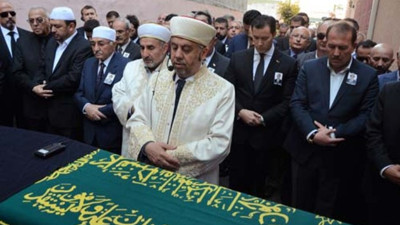 Koca şehir göğsünde resmini taşıdı! Tabutunun üstündeki siyah örtü ise...