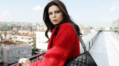 Pelin Öztekin bikinili pozu ile şaşırttı!
