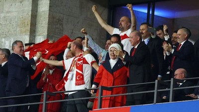 Cumhurbaşkanı Recep Tayyip Erdoğan, Hollanda - Türkiye maçını tribünden izledi!