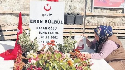 İyi ki varsın Eren... Teröristler tarafından şehit edilen Eren Bülbül ve Başçavuş Ferhat Gedik, şehadetinin 7. yıl dönümünde anılıyor! ''Eren’siz 7 yıl 7 bin yıl gibi geçti''