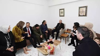 Depremzede aileden Cumhurbaşkanı Erdoğan'a duygusal karşılama