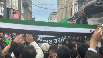 Suriyeliler Esad'ın düşüşünü Fatih'te kutluyor