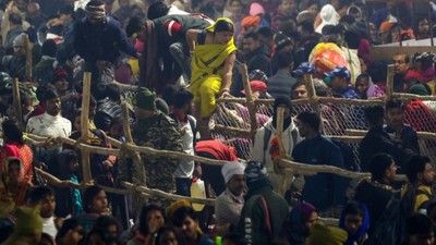 Hindistan'da dini Kumb Mela Festivali'nde izdiham! Çok sayıda ölü var...