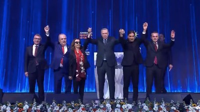 Tarihi kongrede AK Parti'ye yeni isimler katıldı! Rozetlerini Cumhurbaşkanı Erdoğan bizzat taktı...