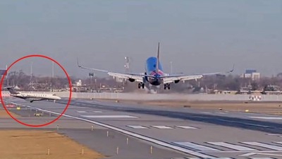 Chicago'da yolcu uçağı piste izinsiz giren özel jete çarpmaktan kıl payı kurtuldu