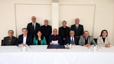 İmralı'dan ilk fotoğraf geldi! Abdullah Öcalan yıllar sonra ilk kez görüntülendi: İşte fotoğrafta dikkat çeken detaylar...