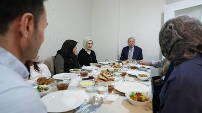 Cumhurbaşkanı Erdoğan ve eşi Emine Erdoğan bir vatandaşın evinde iftar yaptı
