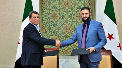 Suriye'de kritik imza atıldı! Takım elbiseli tasfiye manşetlerde