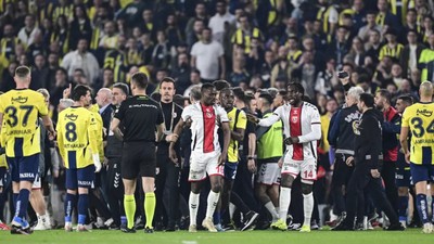 Kadıköy'de maç bitti saha içi karıştı: Oyuncular bir anda birbirine girdi!