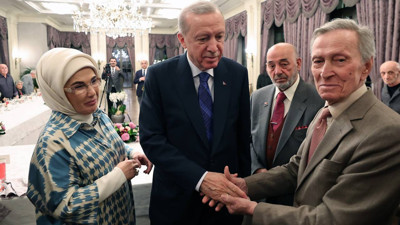 Cumhurbaşkanı Erdoğan'dan eşi Emine Erdoğan'ın yaşlılarla iftarına sürpriz ziyaret