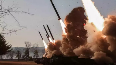 İsrail ve ABD'ye füzeli saldırı: Askeri üs ve uçak gemileri vuruldu