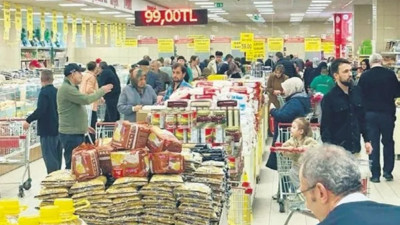 Vatandaş ihanet tuzağına düşmedi! Ticaretin kalbinde adım atacak yer kalmadı... Günün gazete manşetleri!